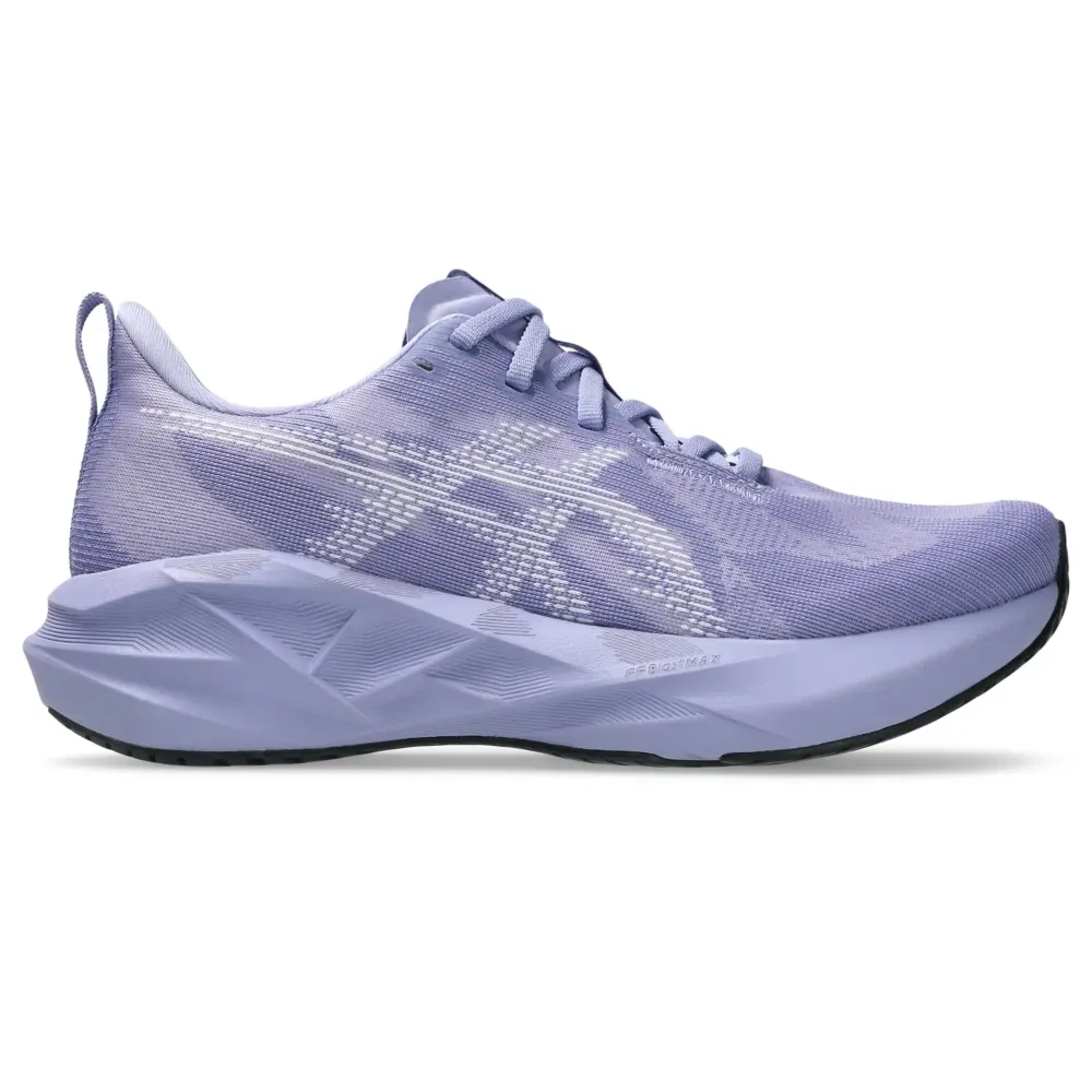 Tênis de corrida feminino Asics Novablast 5 na cor roxo com detalhes em branco, vista frontal